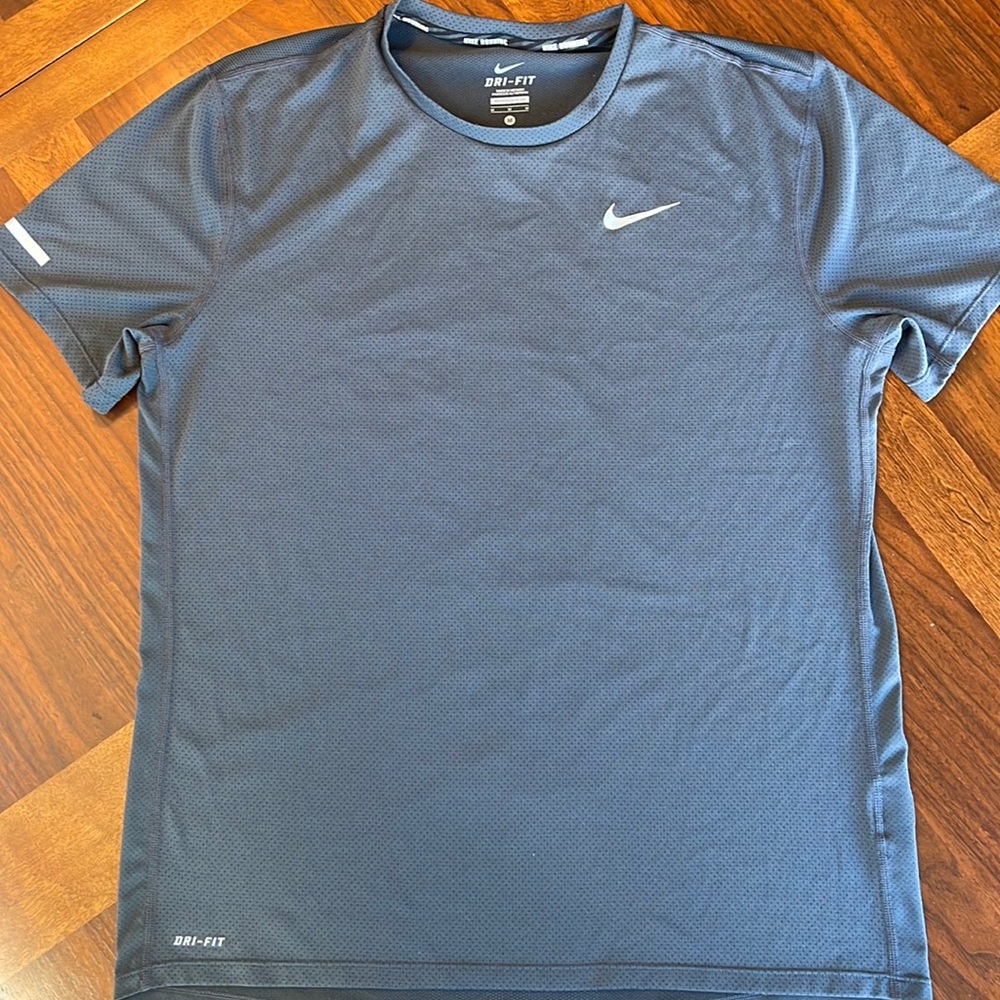 MEN’S NIKE RUNNING DRI-FIT CONTOUR BREATHABLE SHORT SLEEVED GREY TEE - SIZE M